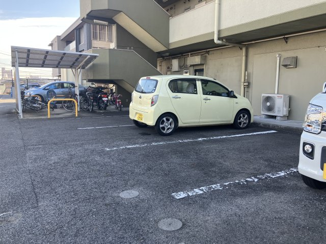 コスモハイツの駐車場