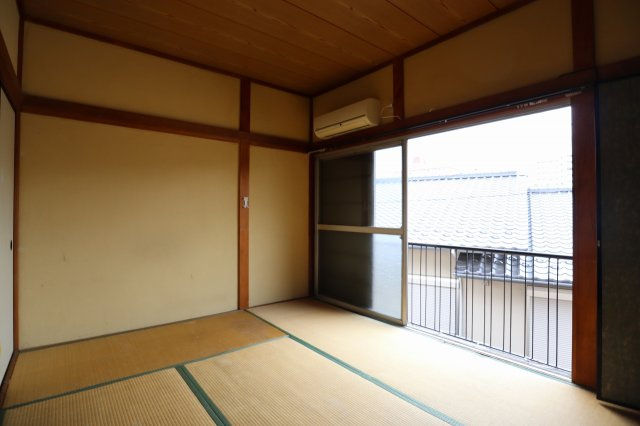 よろこび荘の和室|柔らかい畳が心地よい和室