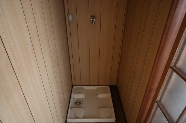 よろこび荘の設備|室外洗濯機置き場です