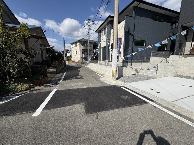 【その他】 | 春日市白水ヶ丘2丁目3期　3号棟（全3棟）【仲介手数料無料・0円】 | 現地写真。前面道路です。