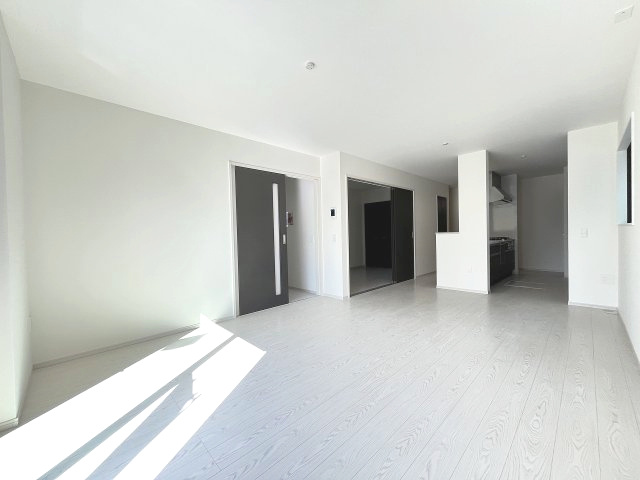 【居間・リビング】 | 春日市白水ヶ丘2丁目3期　3号棟（全3棟）【仲介手数料無料・0円】 | 現地写真。リビングです。