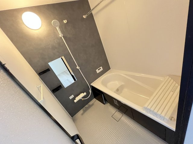 【浴室】 | 春日市白水ヶ丘2丁目3期　2号棟（全3棟）【仲介手数料無料・0円】 | 現地写真。浴室です。