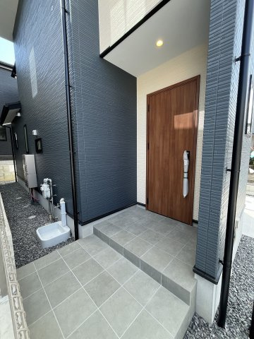 【玄関】 | 春日市白水ヶ丘2丁目3期　2号棟（全3棟）【仲介手数料無料・0円】 | 現地写真。