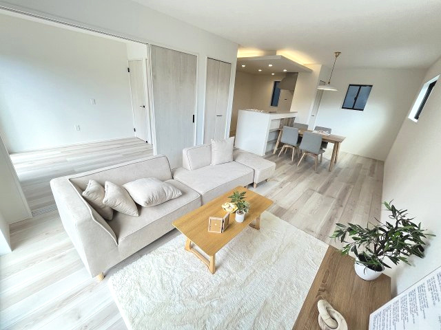 【居間・リビング】 | 春日市白水ヶ丘2丁目3期　2号棟（全3棟）【仲介手数料無料・0円】 | 現地写真。