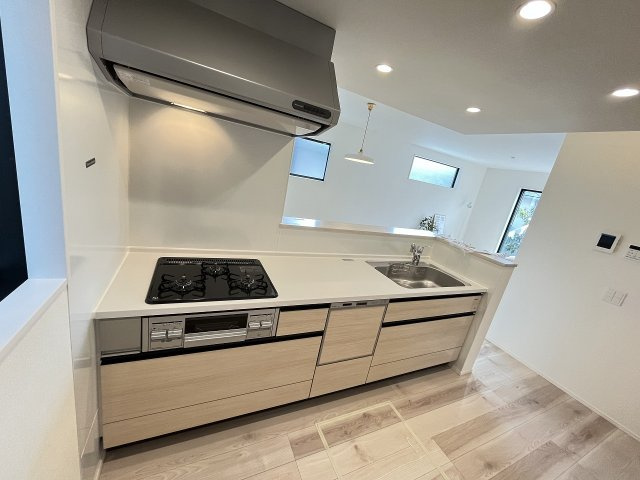 【キッチン】 | 春日市白水ヶ丘2丁目3期　2号棟（全3棟）【仲介手数料無料・0円】 | 現地写真。
