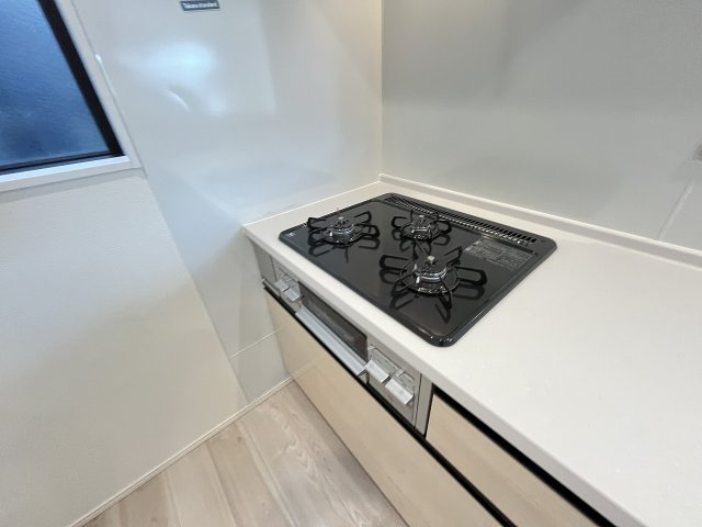【キッチン】 | 春日市白水ヶ丘2丁目3期　2号棟（全3棟）【仲介手数料無料・0円】 | 現地写真。