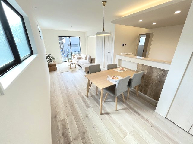 【居間・リビング】 | 春日市白水ヶ丘2丁目3期　2号棟（全3棟）【仲介手数料無料・0円】 | 現地写真。リビングです。