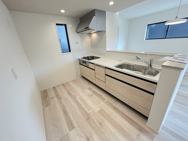 【キッチン】 | 春日市白水ヶ丘2丁目3期　2号棟（全3棟）【仲介手数料無料・0円】 | 現地写真。