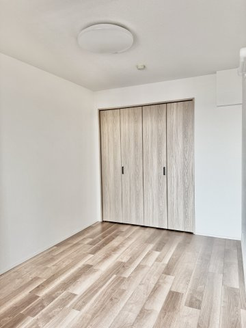 セントラルステージパーク・ホームズの洋室|リビングから繋がる約5帖の洋室。客間として、お子様のお昼寝やルームとしてetc...使い道は様々です。
