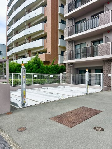 セントラルステージパーク・ホームズの駐車場|来客用駐車場も豊富です。
