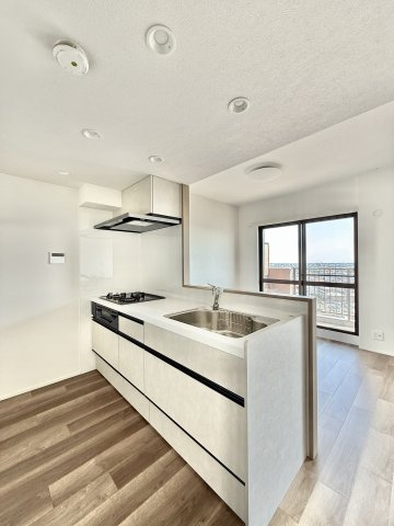 セントラルステージパーク・ホームズのキッチン|白基調のキッチンは清潔感があります。