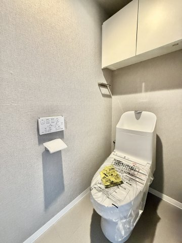 セントラルステージパーク・ホームズのトイレ|トイレには備え付けの棚が付いています！
