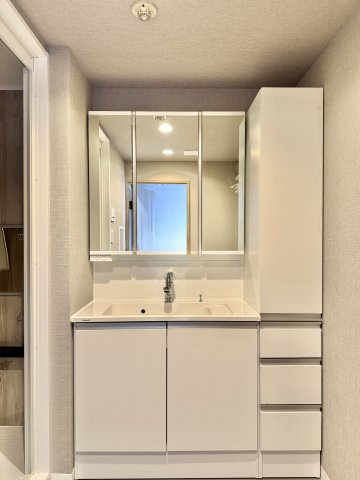 セントラルステージパーク・ホームズの独立洗面台|3面鏡の洗面台は、メイク道具等の細々した物もスッキリと収納していただけます。
