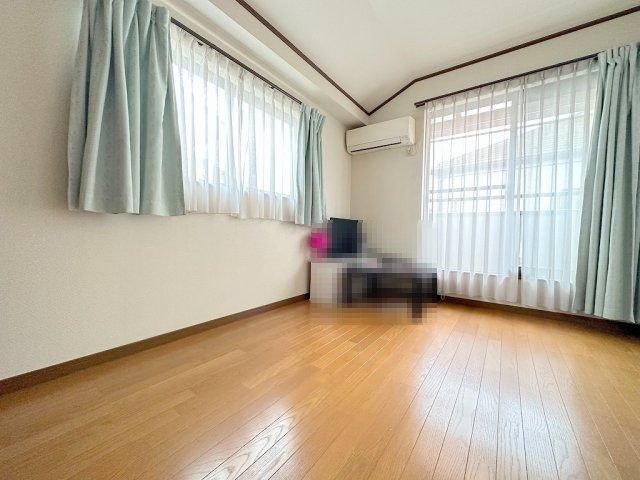 三郷市彦糸1丁目　中古戸建の洋室|2階の南向きの洋室で、陽当り良好です