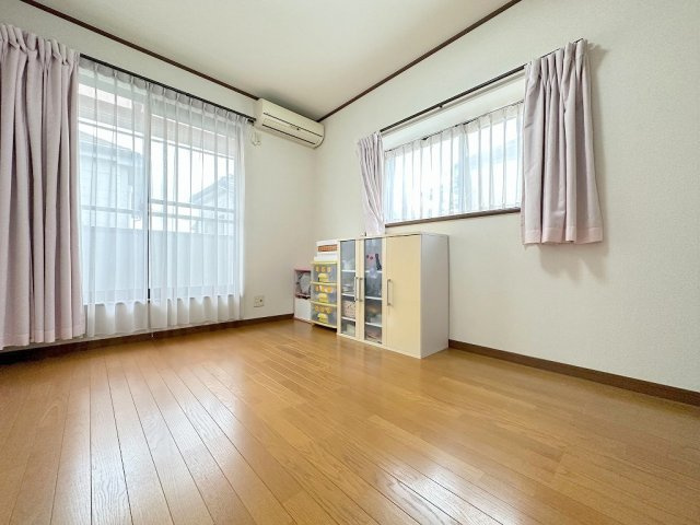 三郷市彦糸1丁目　中古戸建の洋室|全室南向きで、各お部屋からバルコニーに出れます