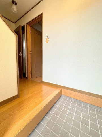 三郷市彦糸1丁目　中古戸建の玄関|陽当りの良い玄関です