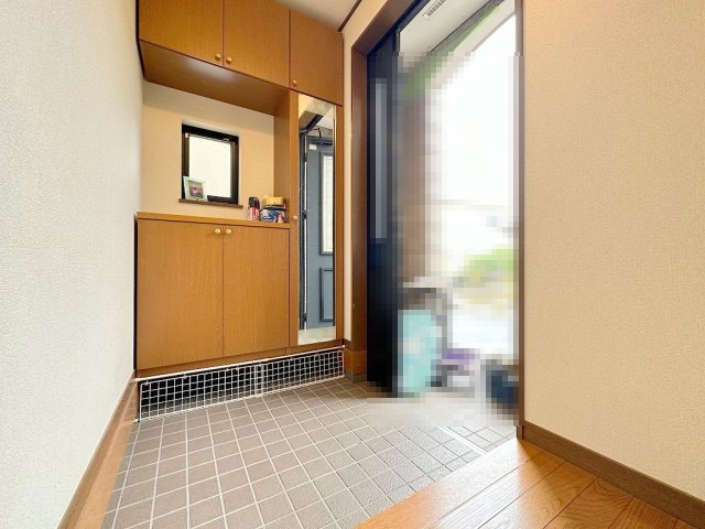 三郷市彦糸1丁目　中古戸建の玄関|下駄箱、収納も確保されています