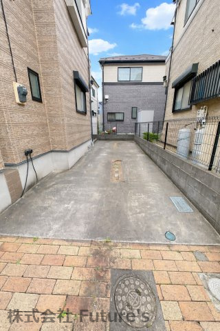 三郷市彦糸1丁目　中古戸建の駐車場|カースペース縦列2台分付き（車種制限あり）