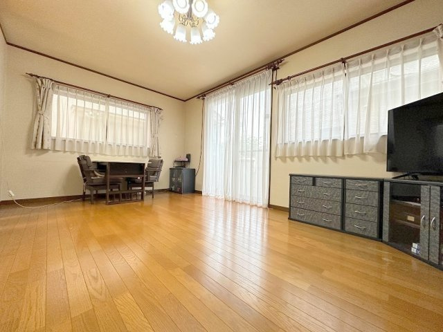 三郷市彦糸1丁目　中古戸建の居間・リビング|南向きで日当たりの良いリビングです