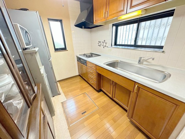 三郷市彦糸1丁目　中古戸建のキッチン|広いキッチンで、作業台のスペースも確保されております