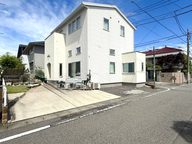【中古戸建】前橋市石倉町3丁目の外観|■外観｜穏やかな風と陽光を導き、プライバシーを考慮した設計プランを採用しました！住居性を一段と心地よくします☆