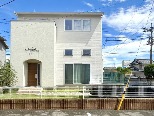 【中古戸建】前橋市石倉町3丁目の外観|■外観｜窓の配置や、爽やかな白がベースの外観が清潔感をもたらします。緑の植栽も映えますね。