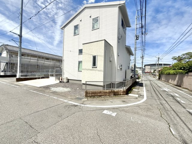 【中古戸建】前橋市石倉町3丁目の外観|■外観｜角地住宅で開放的な住まいでのびのびライフを…♪