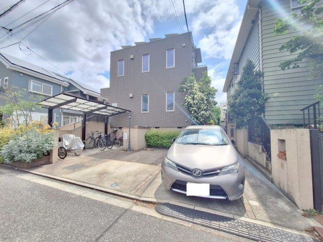 ノブコートの駐車場