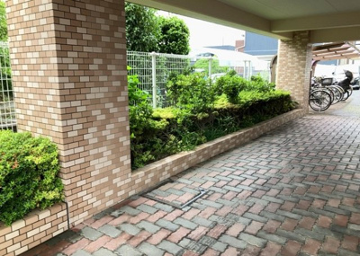 【庭】 | 日神パレステージ古淵 | 物件によっては、入居者が個人的に使用できる専用庭がついているものもあります。また、住宅の中にある土間の部分を庭と呼ぶこともあります。庭の用途は住む人によって変わり、それによってデザインもさまざまです。