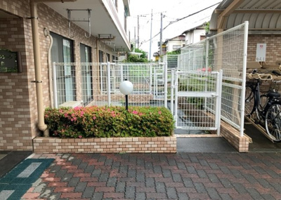 【中庭】 | 日神パレステージ古淵 | 中庭（パティオ）とは、一つの建築物の内部に設けられた、壁などで囲われている庭のことを指します。コの字型、ロの字型が主流ですが、L字型の中庭もあります。最近では、インテリア性の高さからも人気があります。