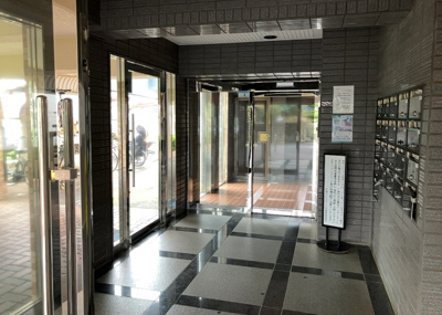 【エントランス】 | 日神パレステージ古淵 | マンションのエントランスには、もともと風よけや防犯の役割がありますが、マンションによって宅配ボックスなどの設備が備わっている所もあります。日々の生活をイメージしながら生活しやすさをチェックしましょう。