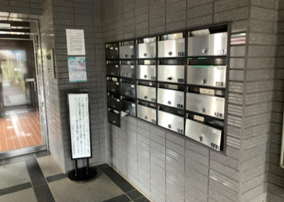 【設備】 | 日神パレステージ古淵 | エントランス付近に設置されている集合ポストは、住んでいる部屋と離れているため、ポストをあさるなど誰かに何かされていても被害に気づきにくいです。入居する時には他人に特定されにくい番号で鍵をかけましょう！