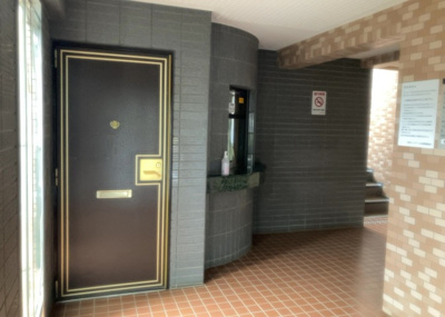 【ロビー】 | 日神パレステージ古淵 | ロビーというと、エントランスと何がちがうの？と思いますよね。実はロビーとエントランスには明確な決まりはありません。物件によっては、エントランスを入って広がるある程度の広さのある空間がロビーとなります。