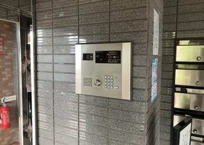 【防犯設備】 | 日神パレステージ古淵 | 当然のことではありますが、オートロックやセンサーライト、ホームセキュリティーなどの防犯設備があれば、小さいお子様がいるご家庭も安心ですよね！まず物件購入の際は、防犯設備もチェックするようにしましょう。