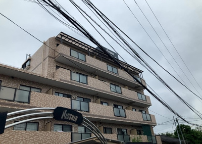 【現況写真】 | 日神パレステージ古淵 | 道幅が広い場所は日当たりや風通が良好です。幅が広いのですれ違いも可能ですし大きな車でも駐車可能！一方で、大型車が通ることも多くなるため交通量の増加により騒音に繋がります。また土地の値段が高くなります。