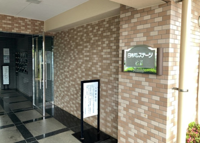 【玄関】 | 日神パレステージ古淵 | 玄関は家の顔でもあり、家族以外の目にも止まる場所です。玄関は外との間を仕切る扉、靴などをしまっておく収納スペース、靴脱ぎのたたきスペース、来客とのやり取りをするドアホンなど複数のアイテムからなります。