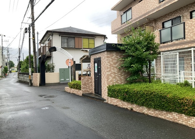 【外観】 | 日神パレステージ古淵 | 外観はマンション管理がされているかの目安になります。築年数が古いと、壁面は劣化してひび割れが生じることも！建物が古びていても細かいところが修繕されていると、きちんと管理されているなぁと感じるでしょう。