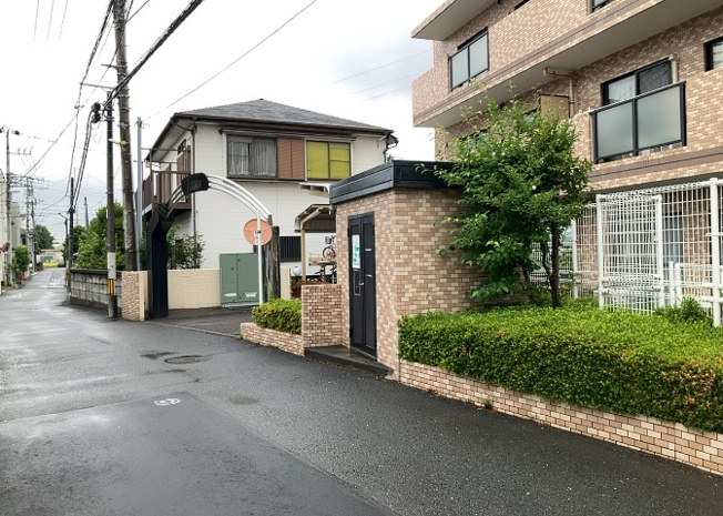 【外観】 | 日神パレステージ古淵 | 外観はマンション管理がされているかの目安になります。築年数が古いと、壁面は劣化してひび割れが生じることも！建物が古びていても細かいところが修繕されていると、きちんと管理されているなぁと感じるでしょう。