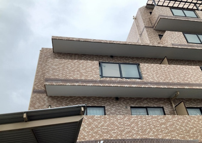 【バルコニー】 | 日神パレステージ古淵 | 一般的なバルコニーは、奥行1.5ｍ程ですが、ワイルドバルコニーは2ｍまで広がっています。そのため洗濯物の間隔をあけ干すことができ、乾きやすいというメリットや、ガーデニングが楽しめる等の特徴があります。