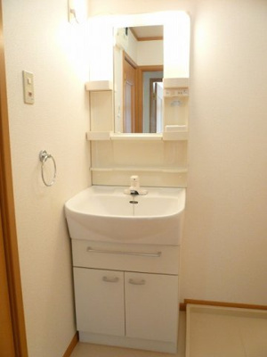 【洗面所】 | プリムローズヴィラＢ | 忙しい朝には欠かせない洗面所です