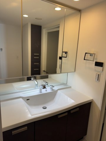 ロイヤルクレスト志賀公園の独立洗面台