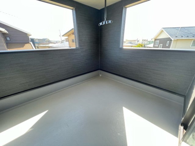 【バルコニー】 | 【新築戸建て】秋田市土崎港北第6 | お天気の良い日には、外の空気を感じながらリラックスできる空間です♪コンセントも完備！