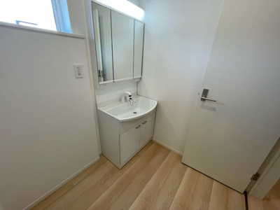 【独立洗面台】 | 【新築戸建て】秋田市土崎港北第6 | 三面鏡付き洗面台◎毎日の生活に必要なアイテムをしっかり収納でき、洗面所周りがスッキリ♪