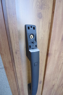 【防犯設備】 | 【仲介手数料無料！！】府中市四谷１丁目　新築戸建て（全３棟）No.3号棟　4780万円 | 玄関扉はカードキー対応