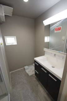 【脱衣所】 | 【仲介手数料無料！！】府中市四谷１丁目　新築戸建て（全３棟）No.3号棟　4780万円 | 洗面所