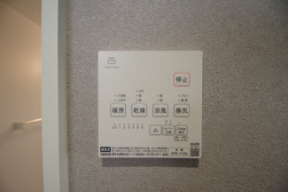 【冷暖房・空調設備】 | 【仲介手数料無料！！】府中市四谷１丁目　新築戸建て（全３棟）No.3号棟　4780万円 | 浴室暖房・乾燥・換気・涼風