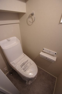 【トイレ】 | 【仲介手数料無料！！】府中市四谷１丁目　新築戸建て（全３棟）No.3号棟　4780万円