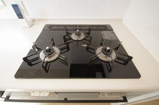 【キッチン】 | 【仲介手数料無料！！】府中市四谷１丁目　新築戸建て（全３棟）No.3号棟　4780万円 | ガラストップコンロ