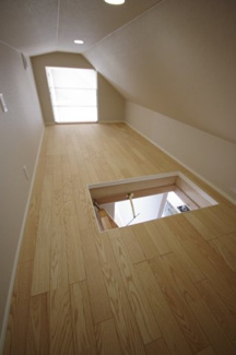 【収納】 | 【仲介手数料無料！！】府中市四谷１丁目　新築戸建て（全３棟）No.3号棟　4780万円 | 屋根裏収納5.9帖