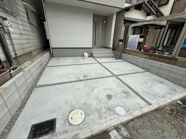 上野芝向ヶ丘2丁新築の駐車場